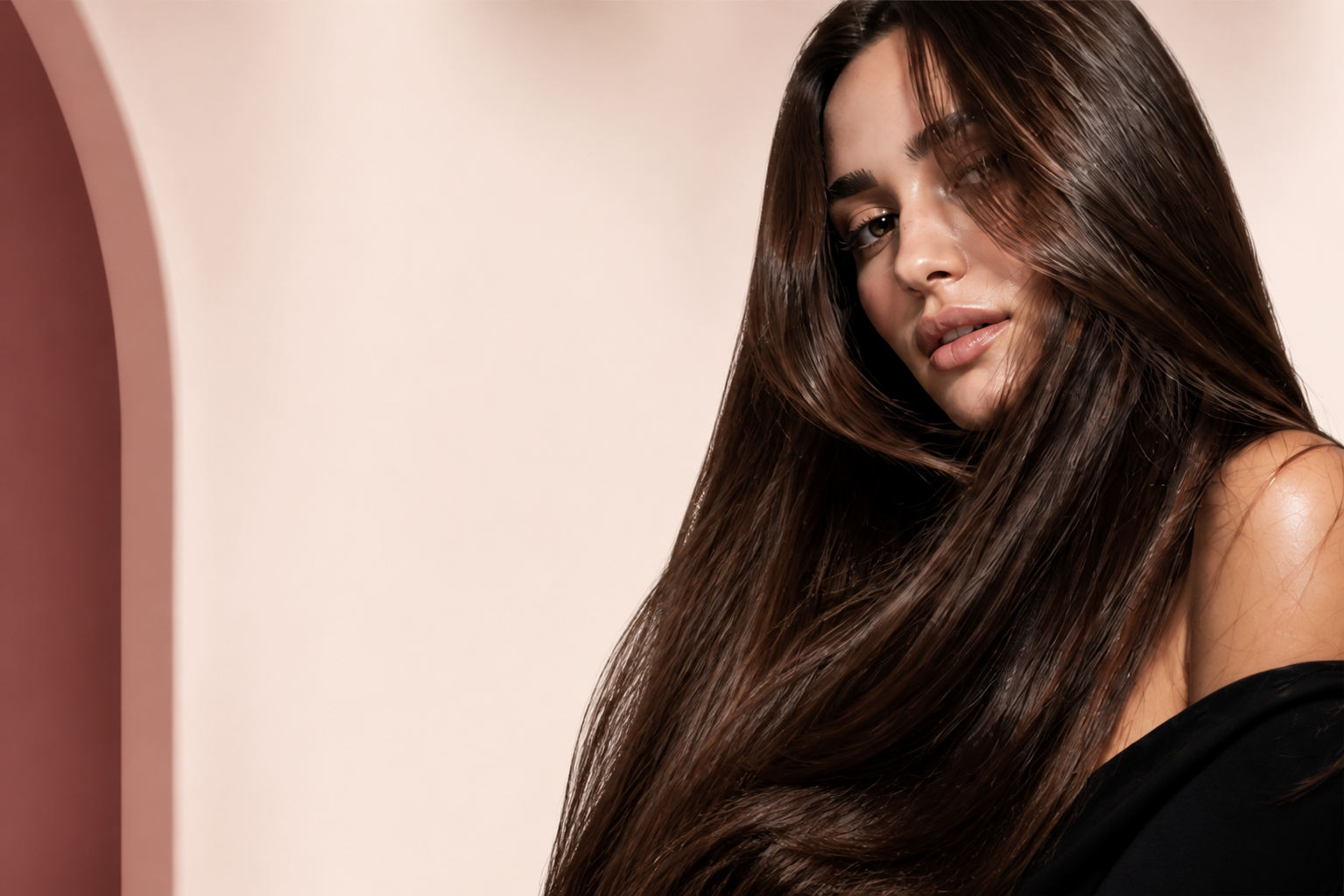 Model cu păr brunet, lung și strălucitor